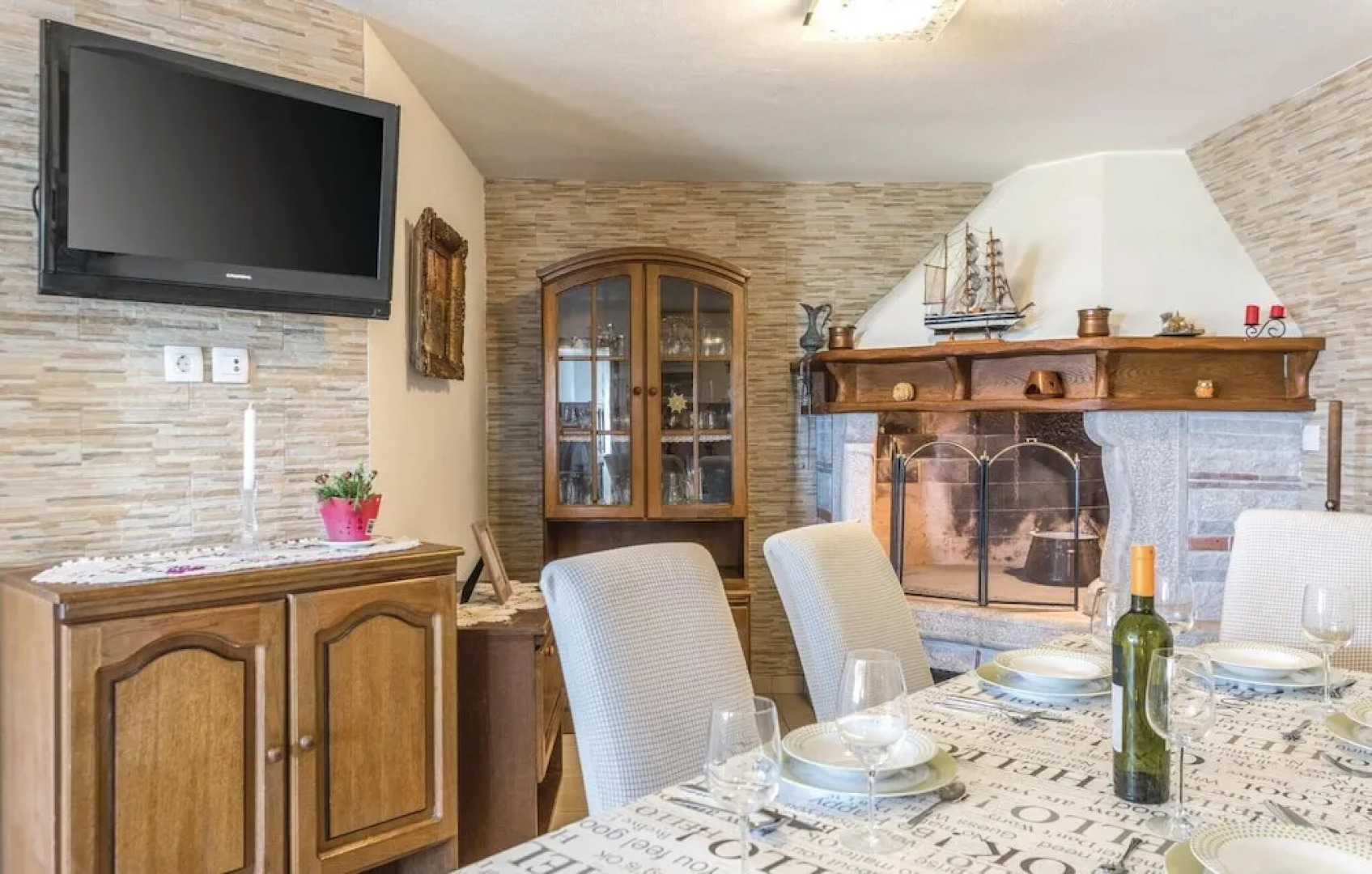 Stunning Home in Novigrad With Wifi and 4 Bedrooms