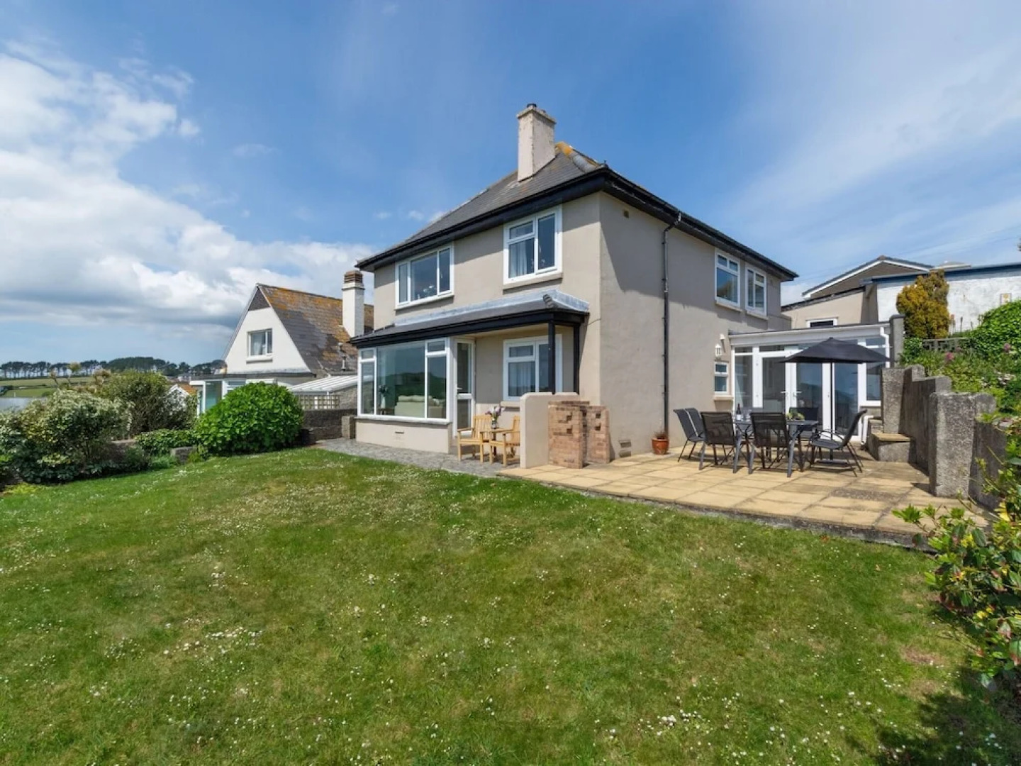 Detached Holiday Home With Garden and Unhindered View of Beautiful Nature and sea