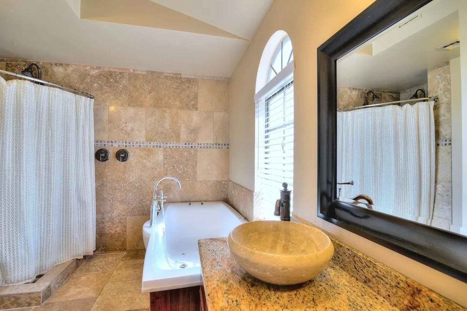 Backyard Playground! Golf Sport Court & Hot Tub!