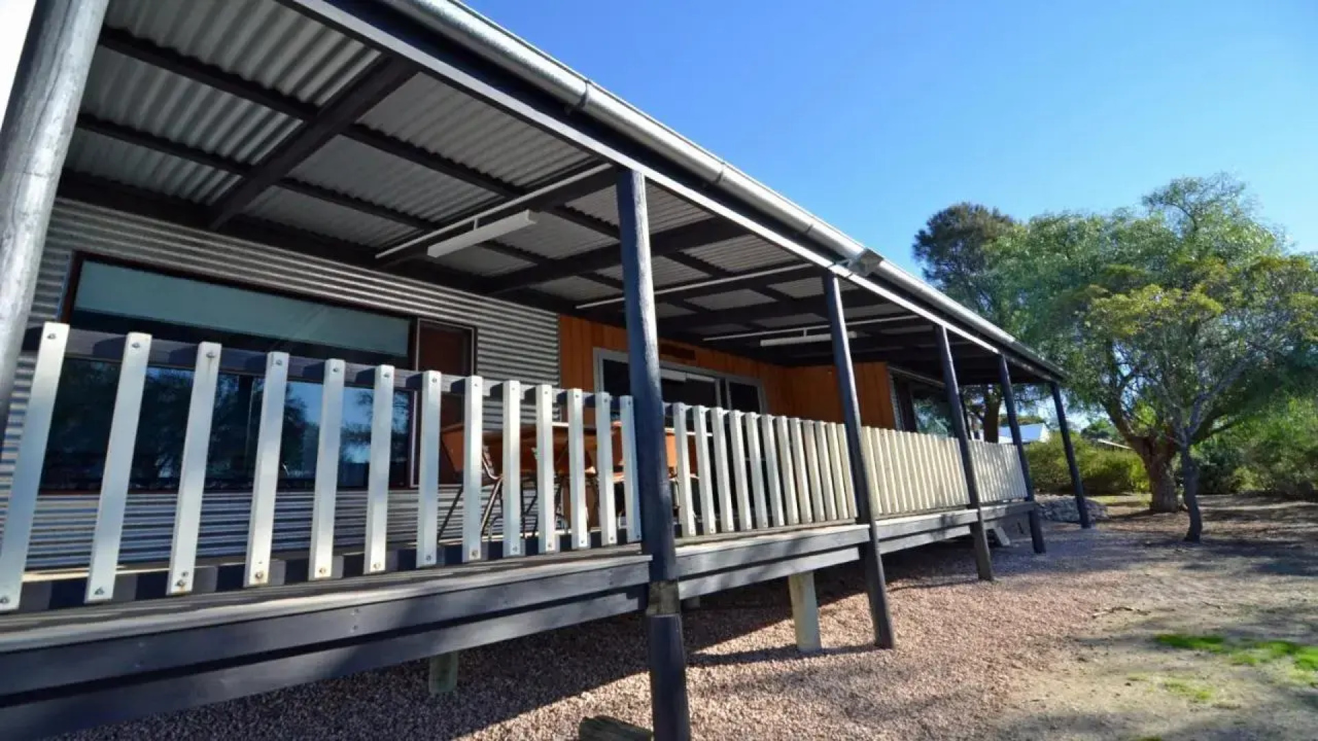 CDC-625 Beach House incl.rear 2BR studio