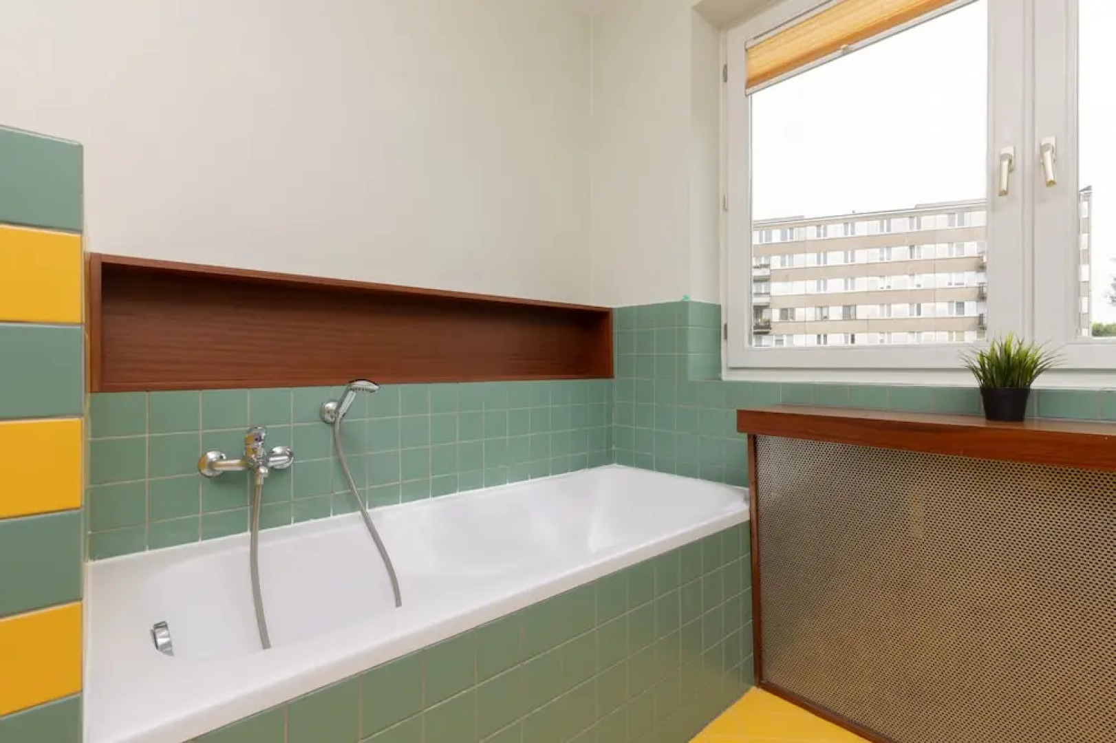 Spacious Apartment Pruszkow by Renters