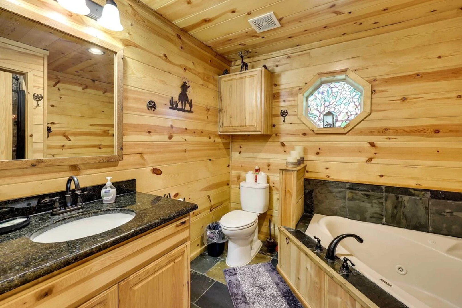Pet-friendly Broken Bow Cabin w/ Fire Pit!