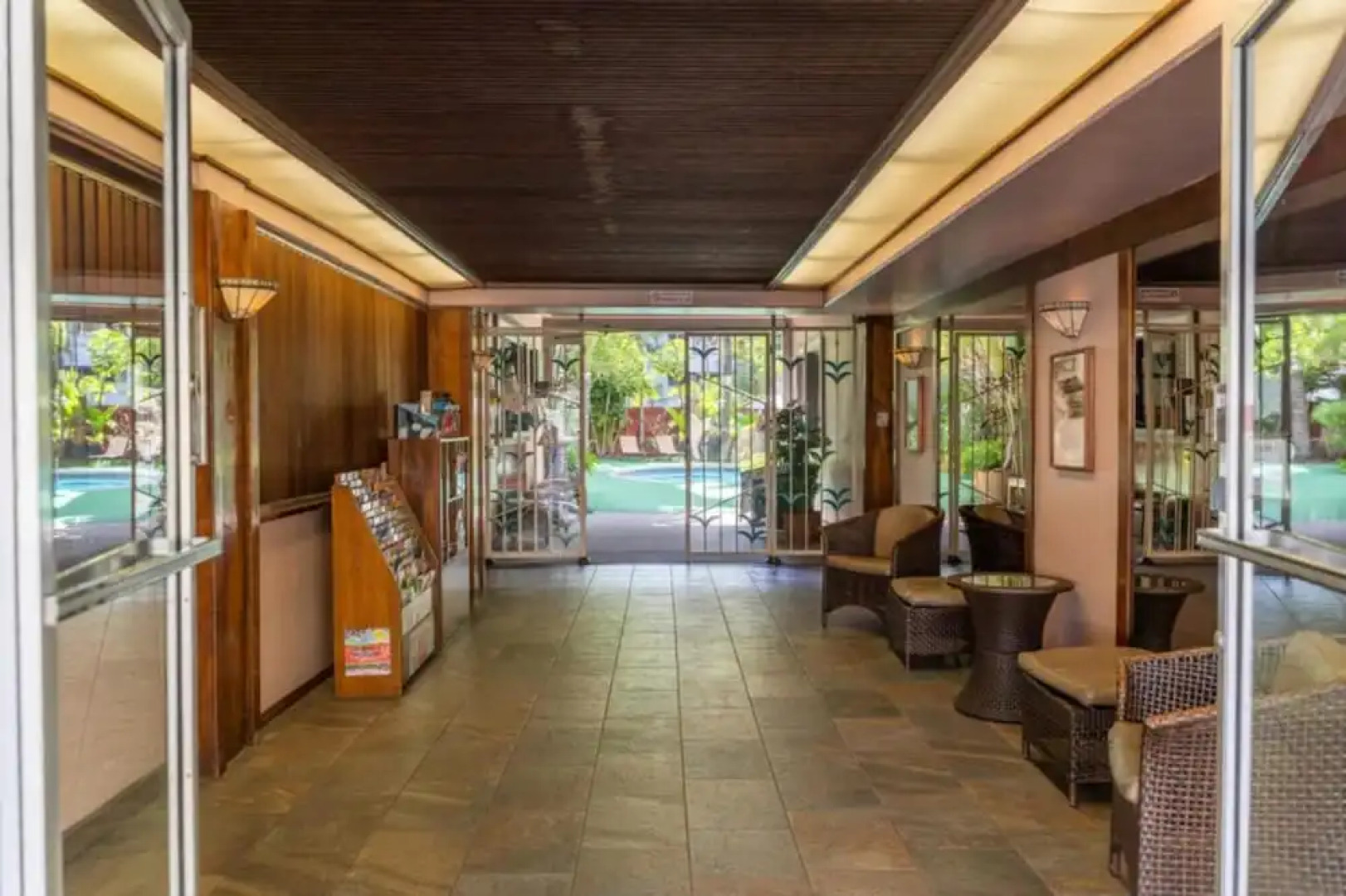 Waikiki Condo Rental - Hawaiian King