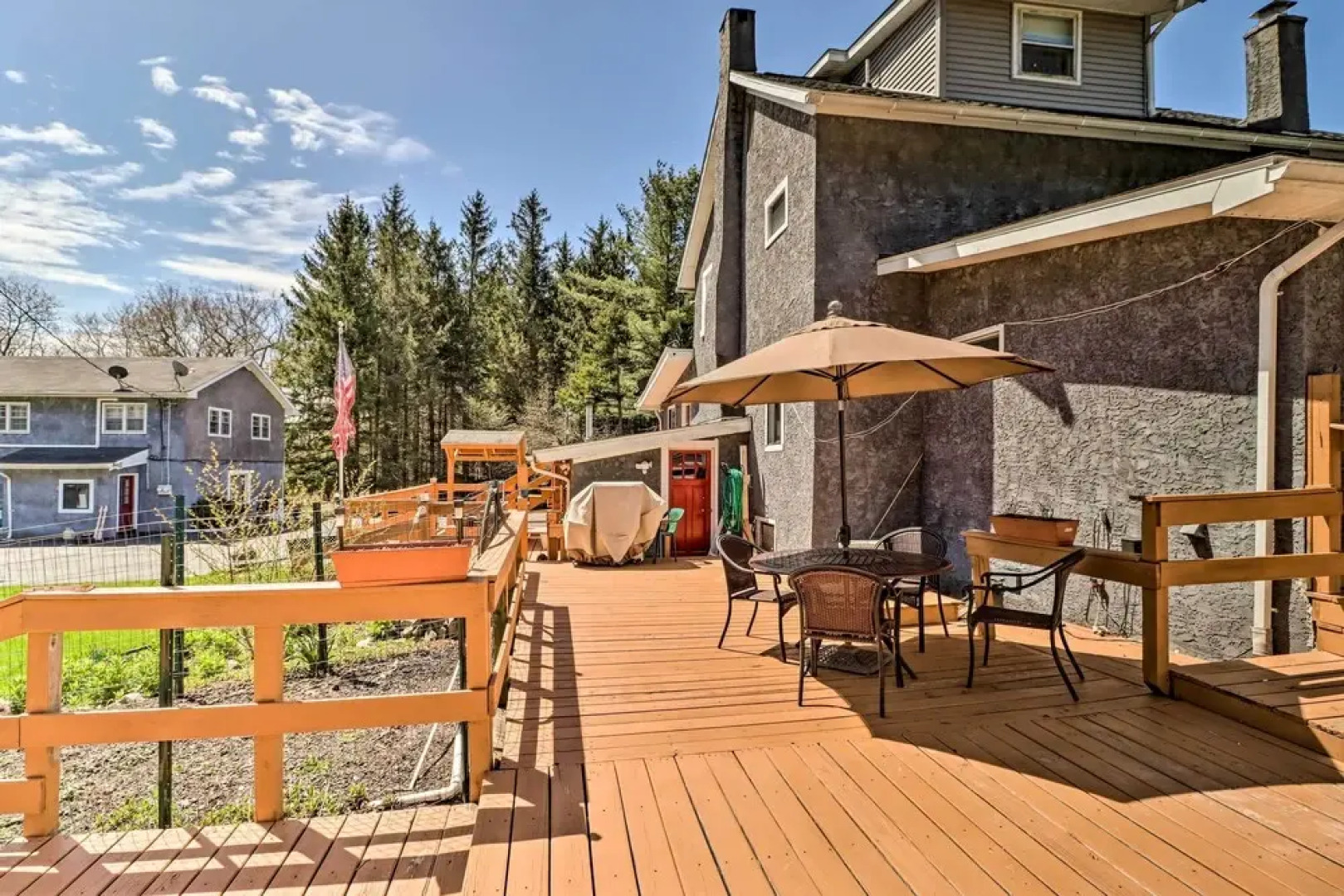 3 Mi to Lake: Spacious Tobyhanna Home & Guest Home