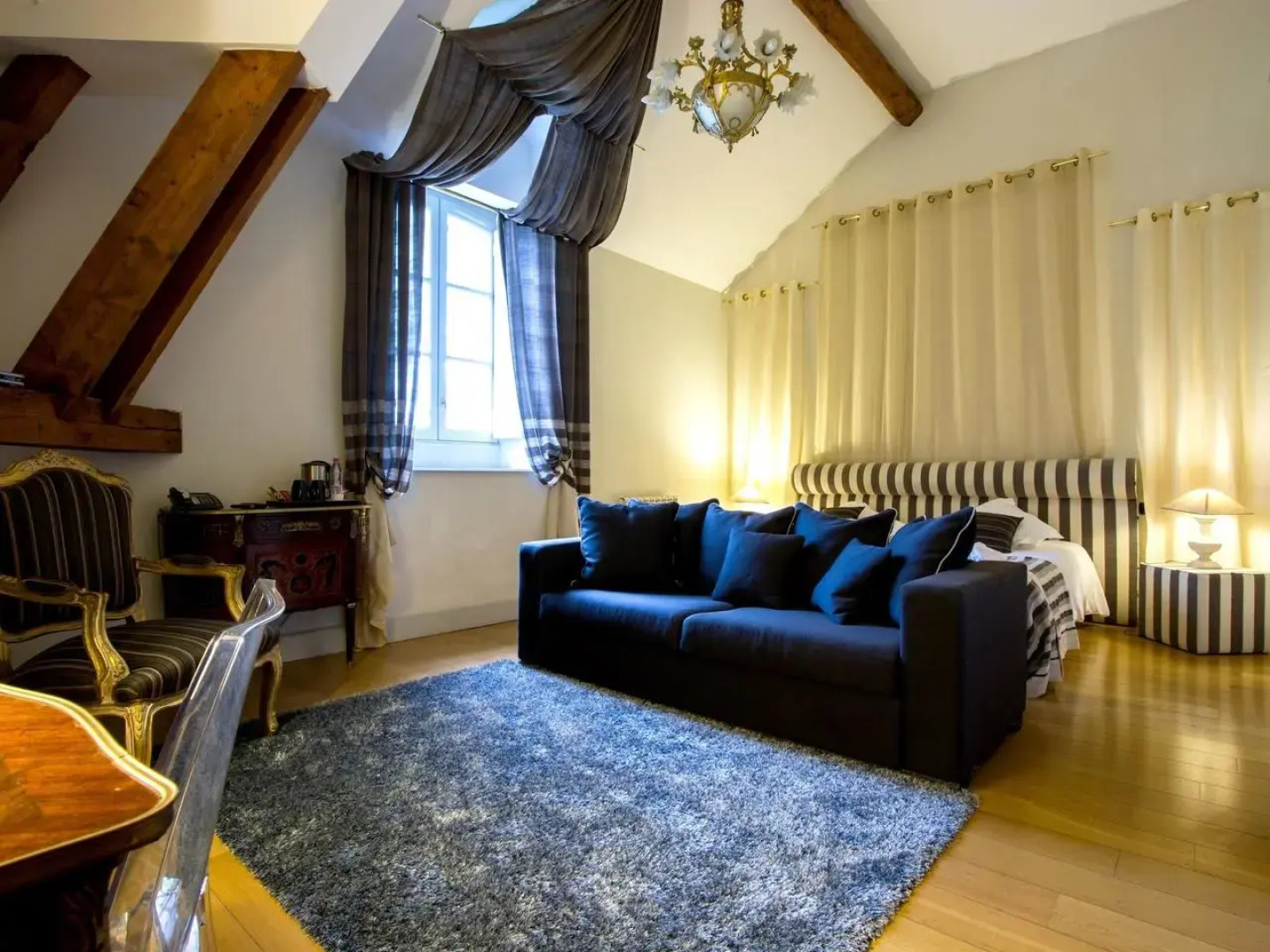 Lhostellerie de la Pomarède et le Presbytère