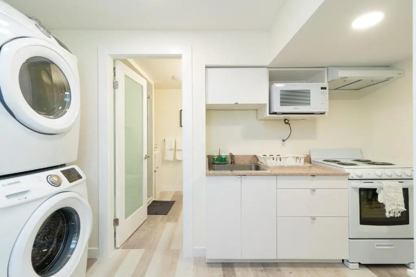 Beautiful 2BR Suite in central West Vancouver