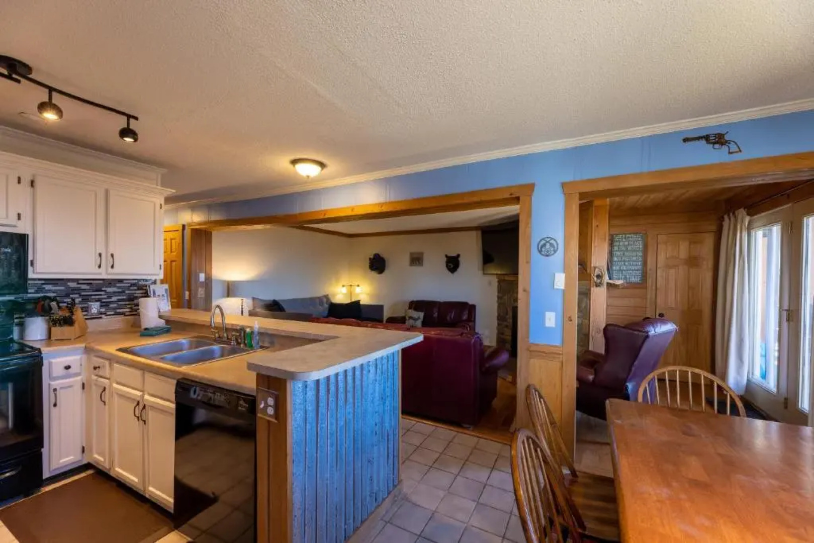 Sunsets at Summit 108b, free WI-FI, parking and AC