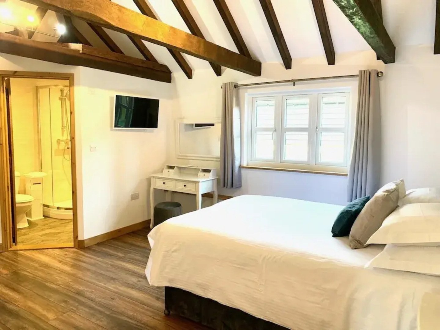 Flint Cottage - Sleeps 6 - Private Woodland
