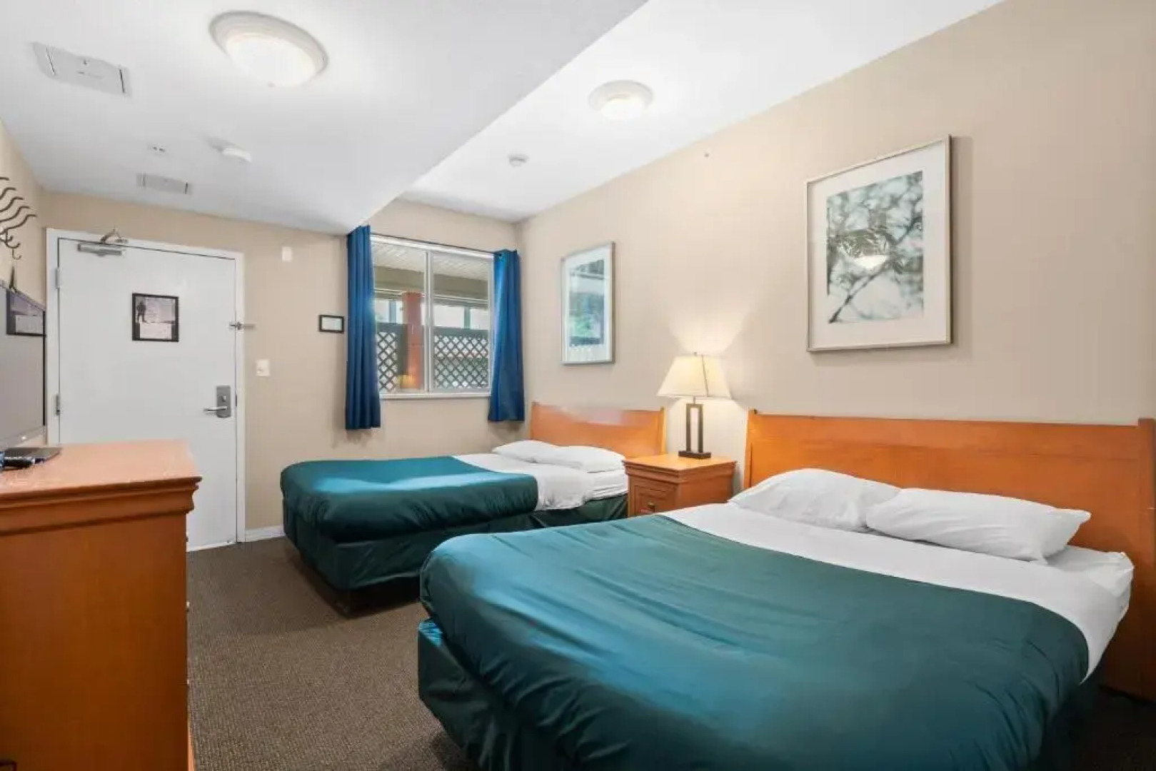 Squamish Adventure Inn & Hostel