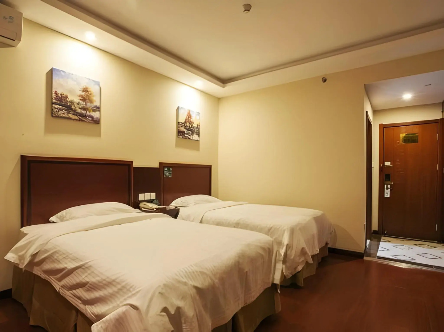 GreenTree Inn JiangSu ZhenJiang DingMao Industrial Park WoDe Square Express Hotel