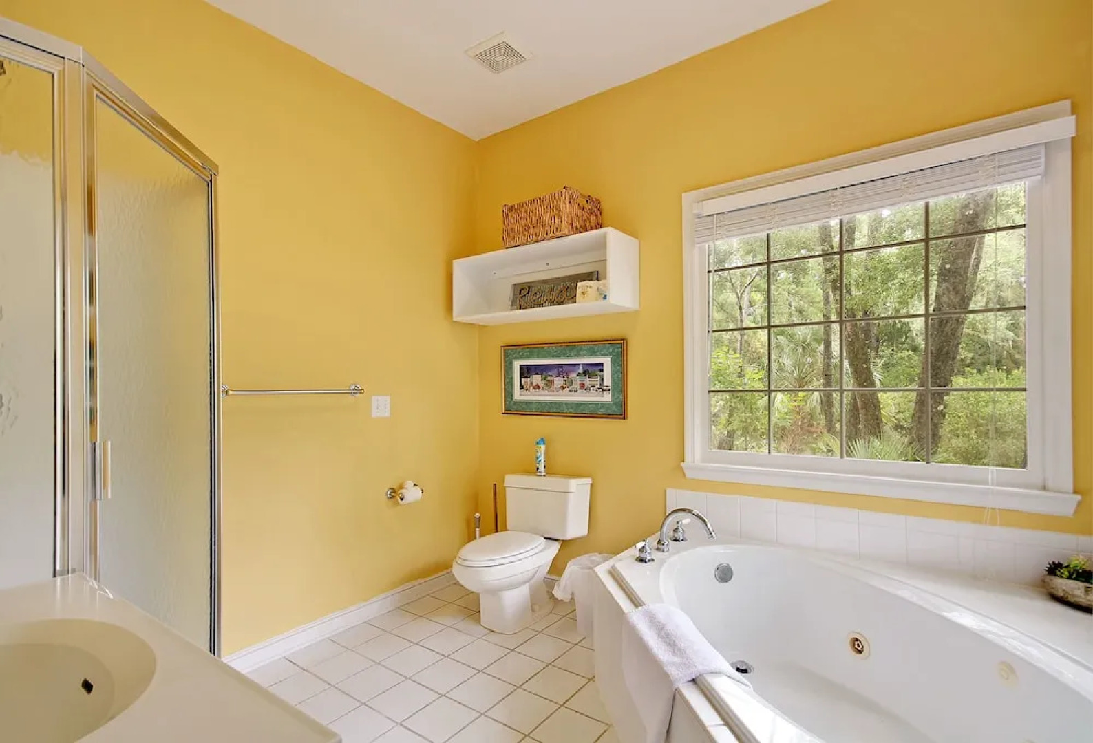 Spacious Overlooking Lagoon 5 Bedrooms 2.5 Bathrooms Home