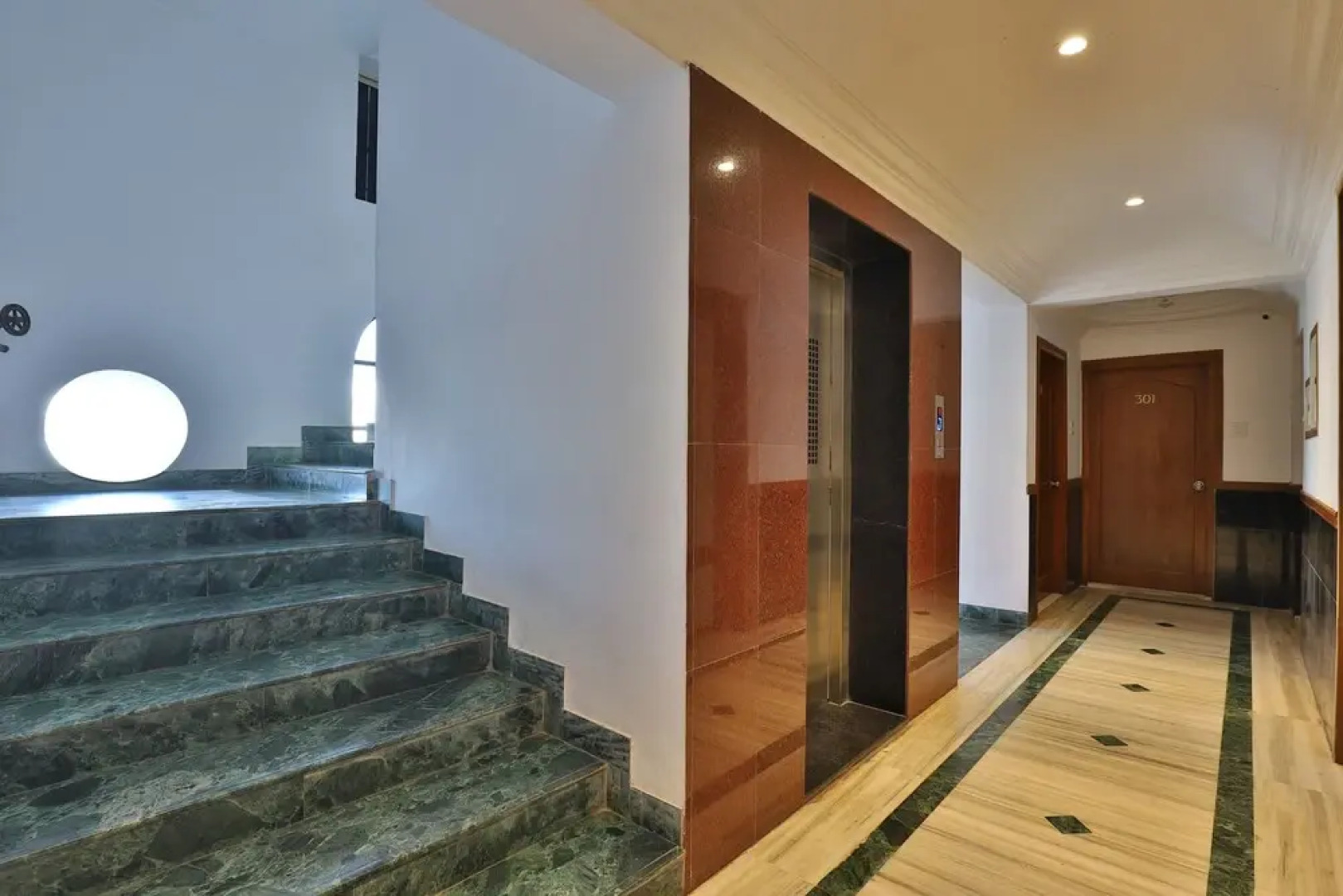 OYO 27897 Hotel The Grand Bansi