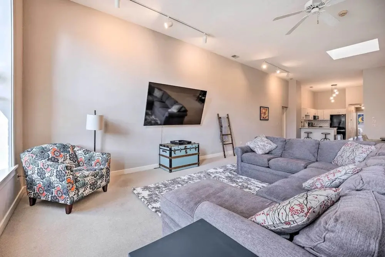 Charming Dtwn Holland Escape: Above Crust 54!