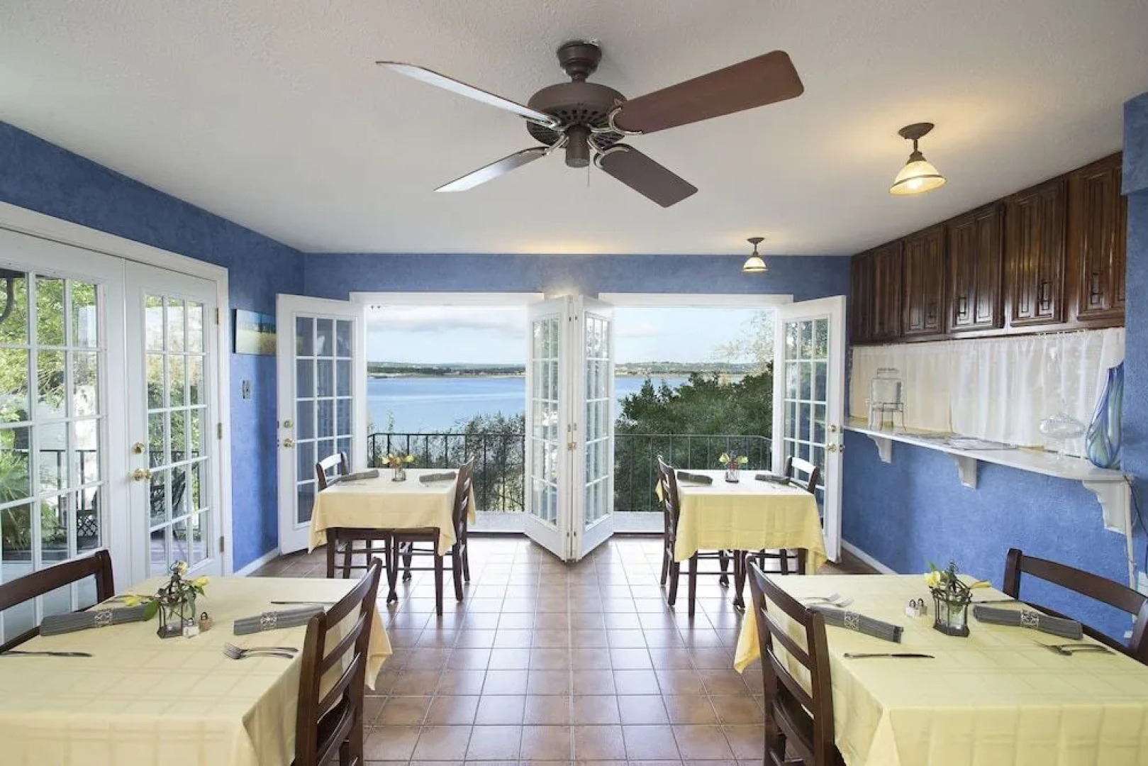 The Lakehouse Bed & Breakfast