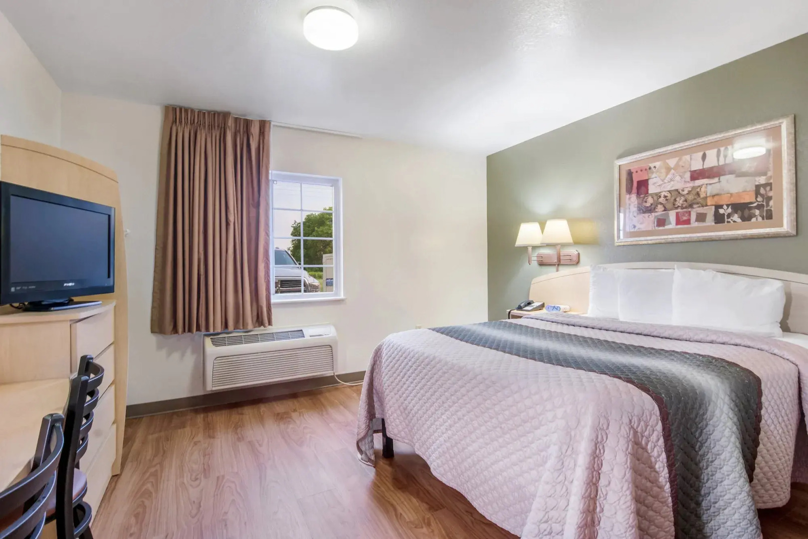 HomeTowne Studios & Suites by Red Roof Bentonville