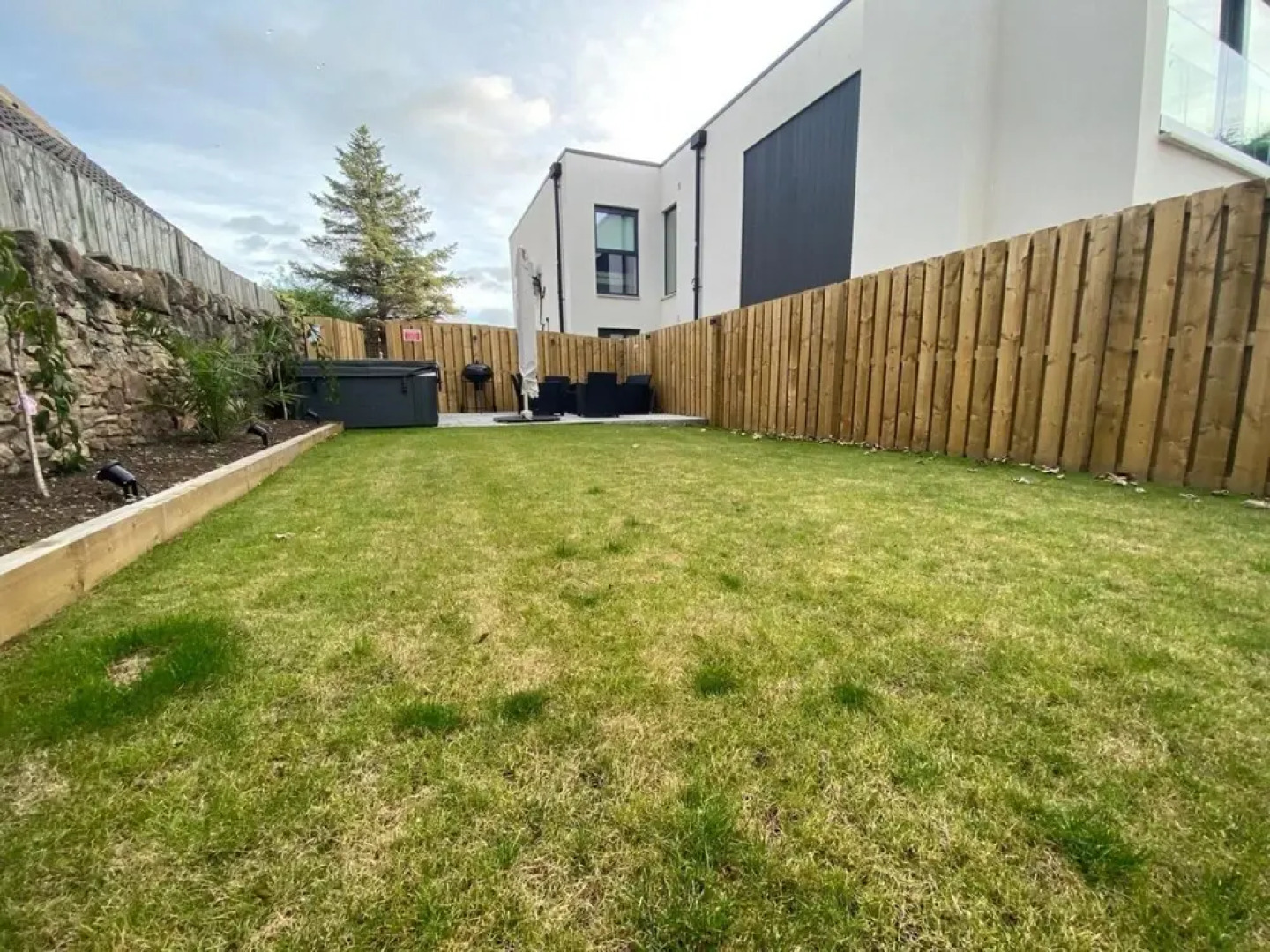 HOT TUB Entire 3 bed Penthouse East Lothian Luxury Apartment w Gdn Hot Tub, Musselburgh