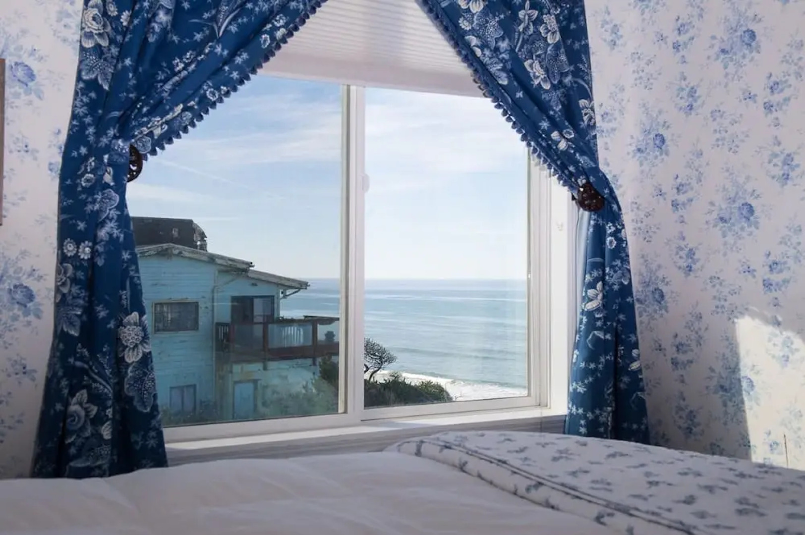 Sea Cliff 3 Br cottage by RedAwning