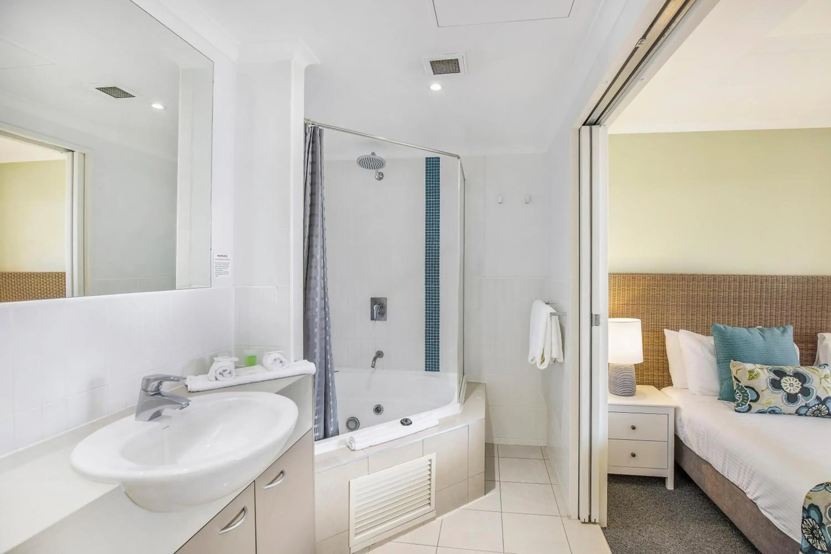 BASE Holidays - Ettalong Beach Premium Apartments