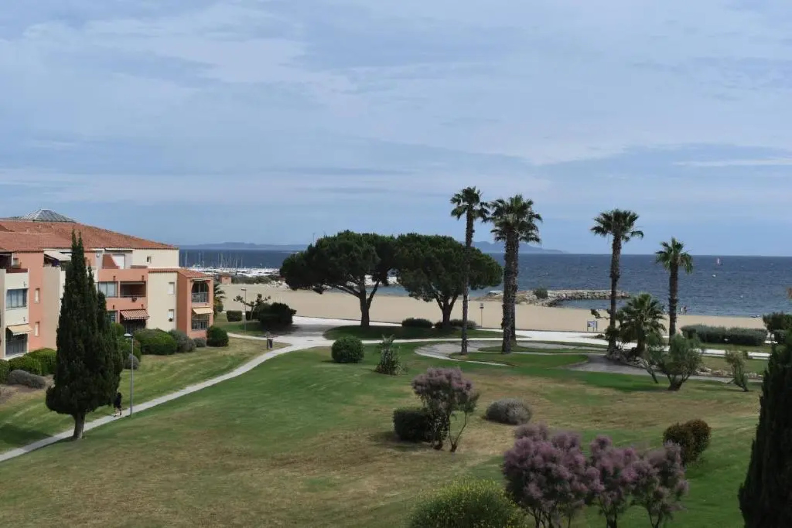 5 personnes les pieds dans l'eau à Santa-Cruz