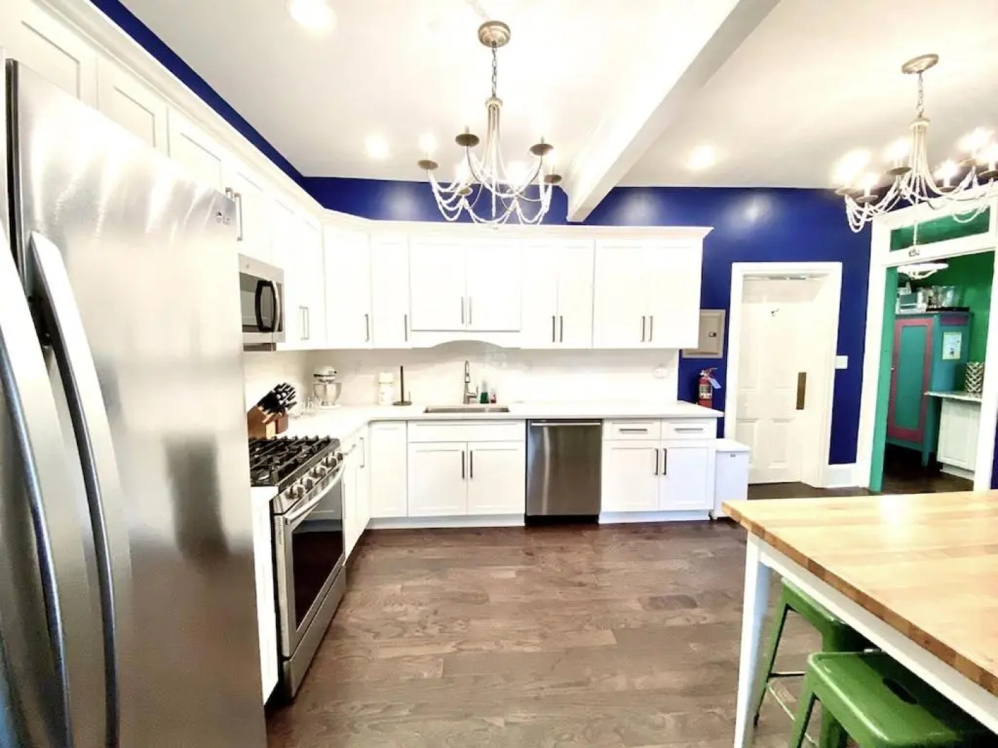 Victorian Manor with heated Saltwater Pool on Jackson Street 300ft To Beach Sleeps 18