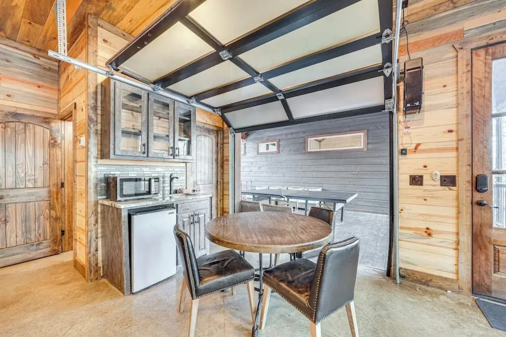 Hot Tub & Game Room: Spacious Cabin in Broken Bow!