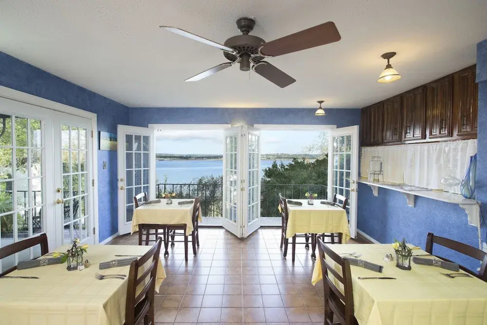 Lakehouse Bed and Breakfast