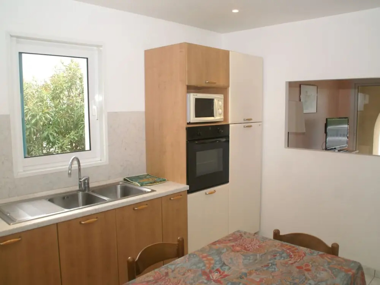 Spacious house, 100m from the beach, swimming pool.