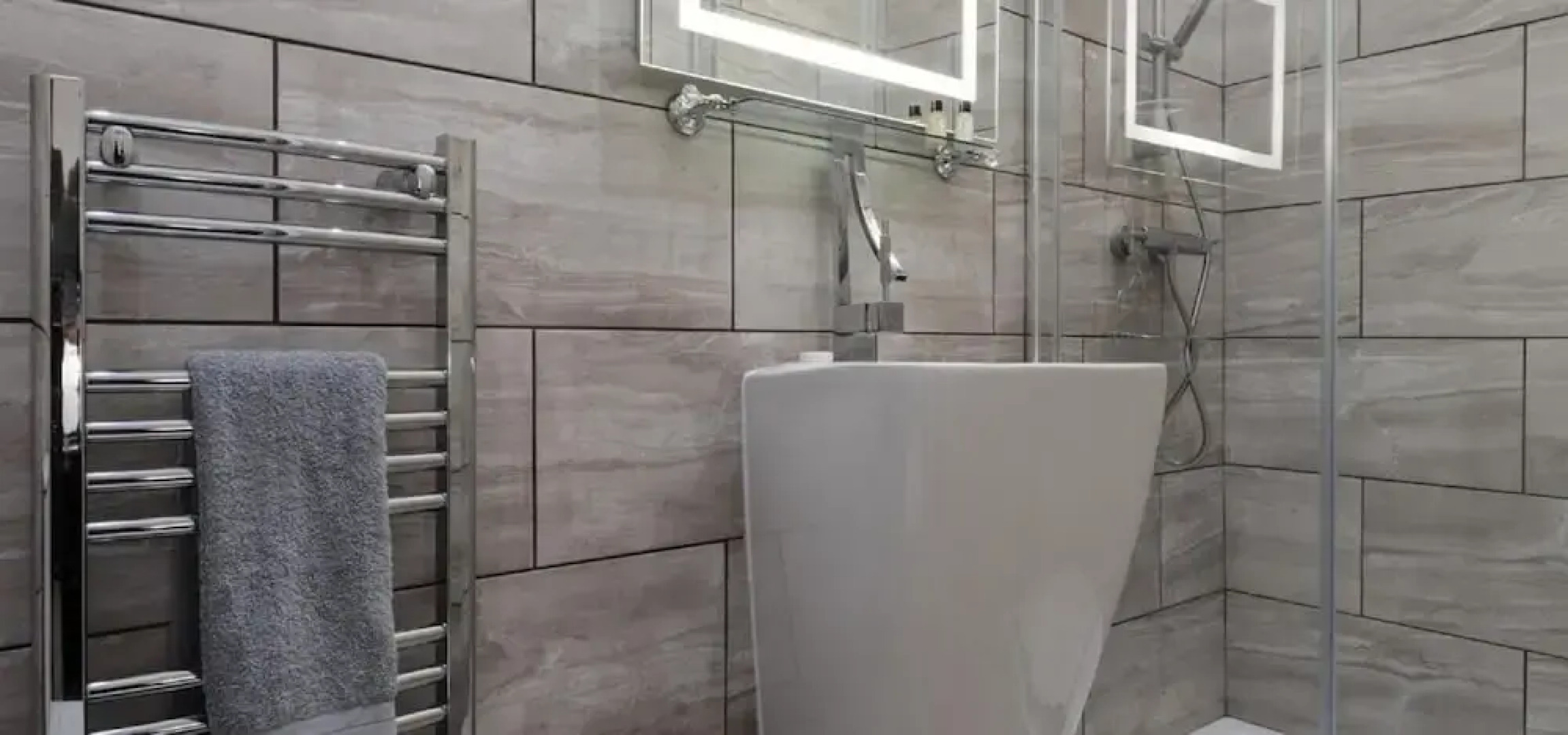 Sandybanks - Stylish apartment on Torquay promenade