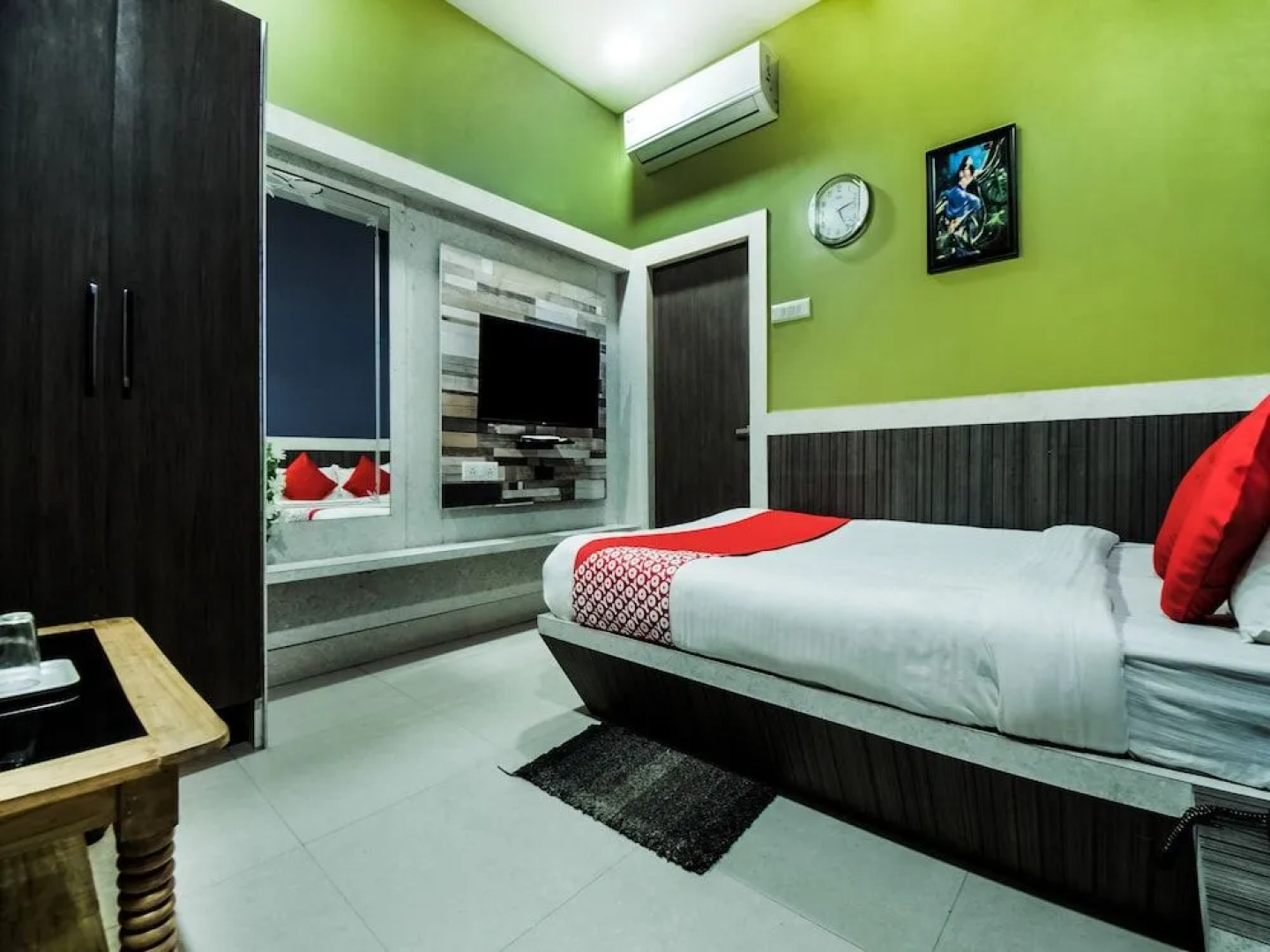 Oyo 28557 Hotel M V International