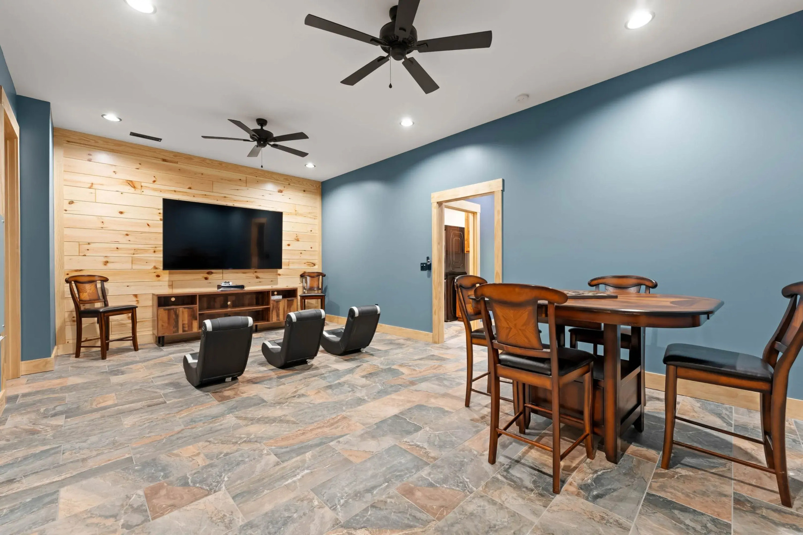 Black Bear Lodge by Avantstay Lakefront Dock Pool Theater Sleeps 20