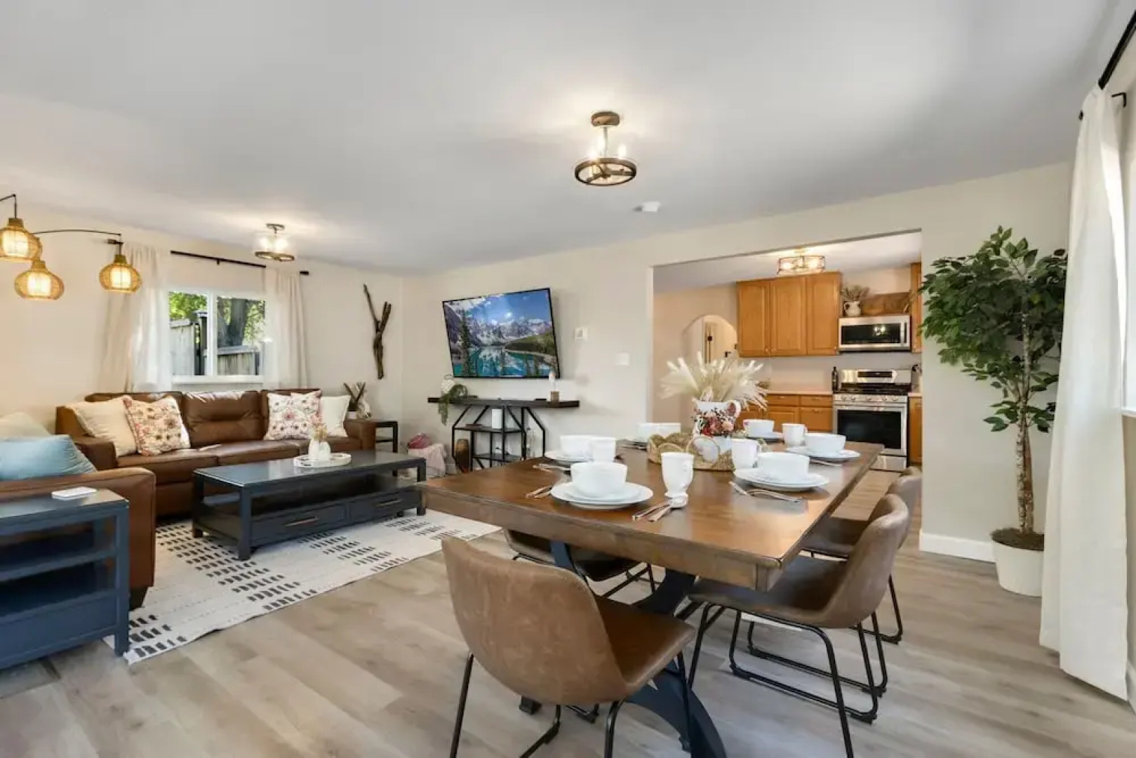 Downtown Windsor Home With Hot Tub & Pool Table