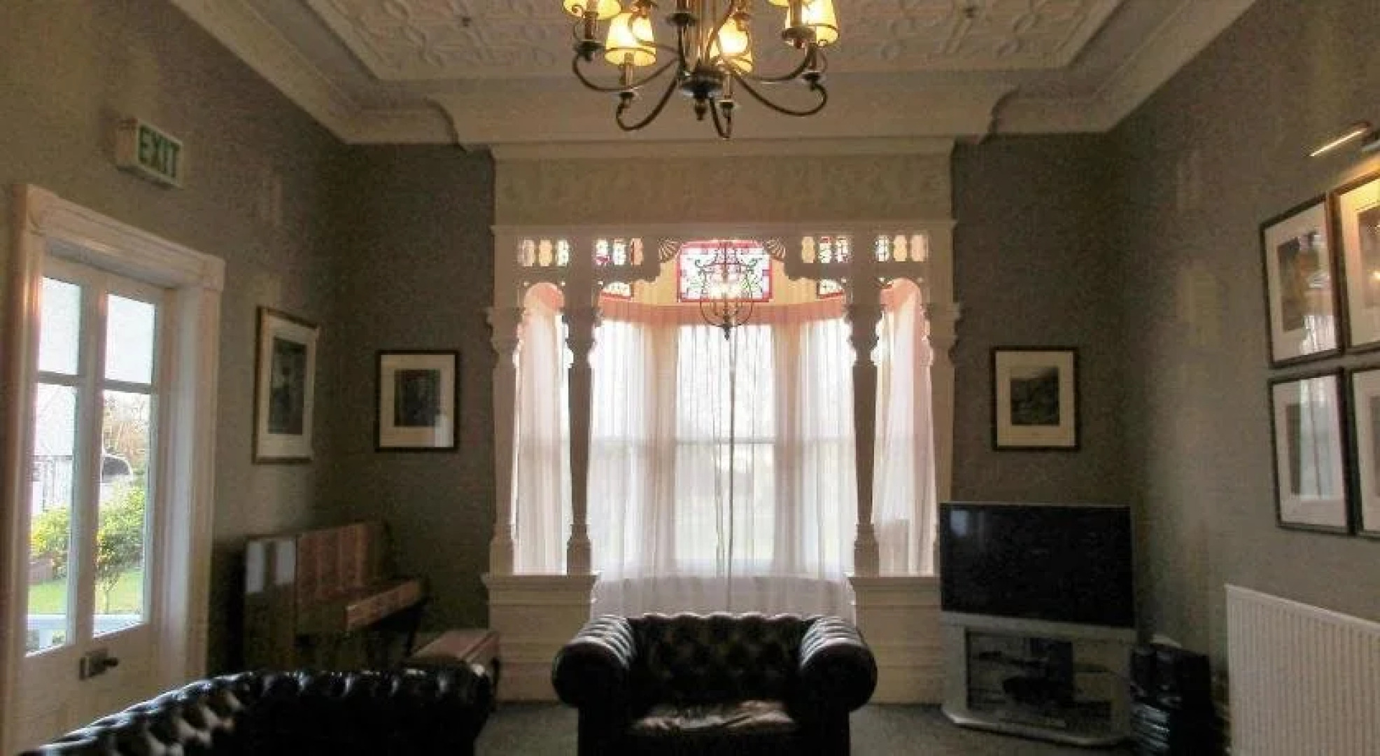 Valmai House & Motel