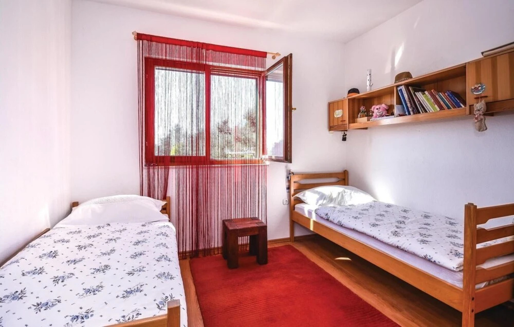 Beautiful Home in Mravince With Wifi and 2 Bedrooms