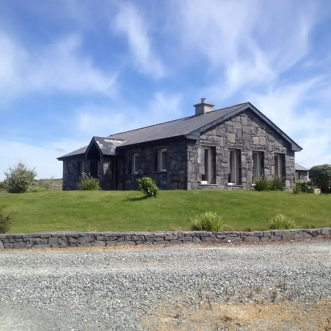 Detached Cottage Overlooking Lake in Connemara