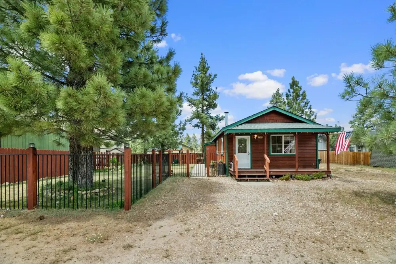 Heavenly Daze - 2br/1bahot Tub/gazebo/smart Tv/fenced Yard/deck/barbecue/fireplace 2 Bedroom Cabin