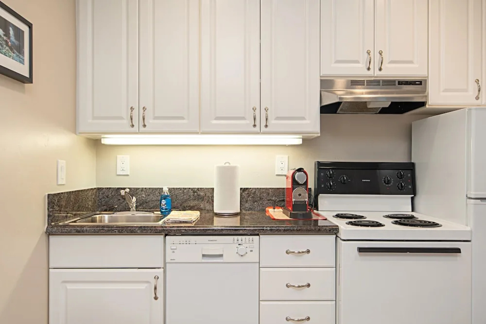 Huntington Beach Studio Blocks to the Beach and Downtown apts