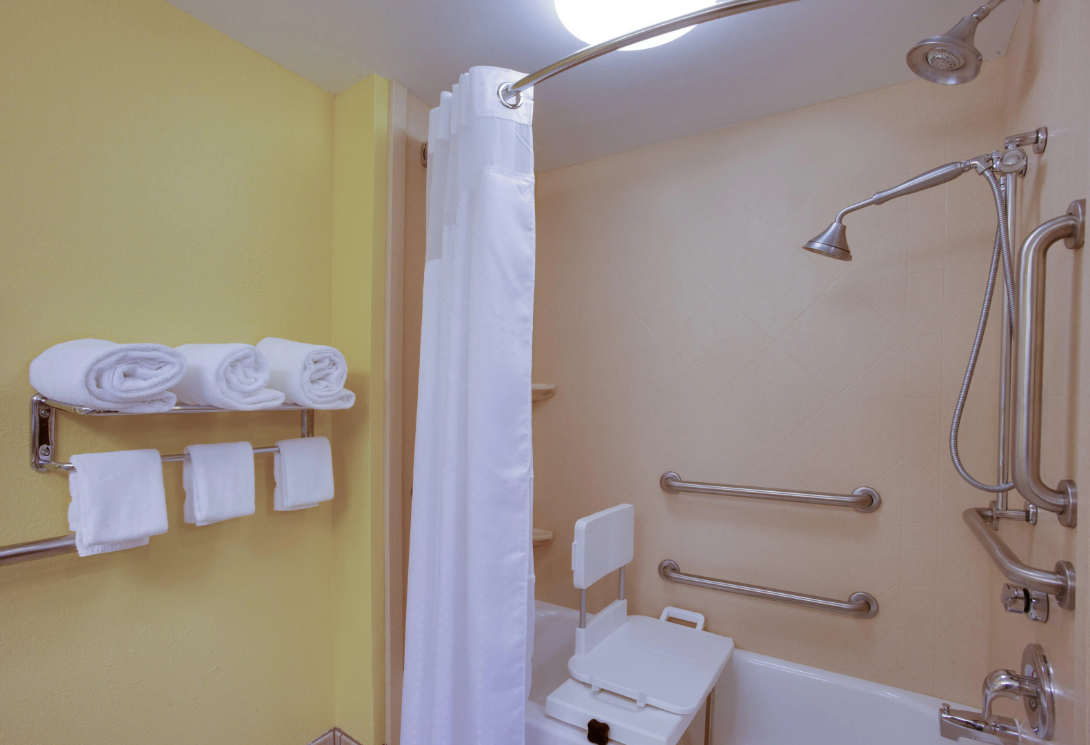 Holiday Inn Express & Suites Charleston - Northwoods by IHG