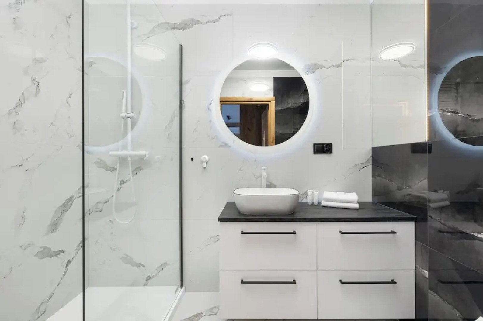 Apartment With Parking by Renters