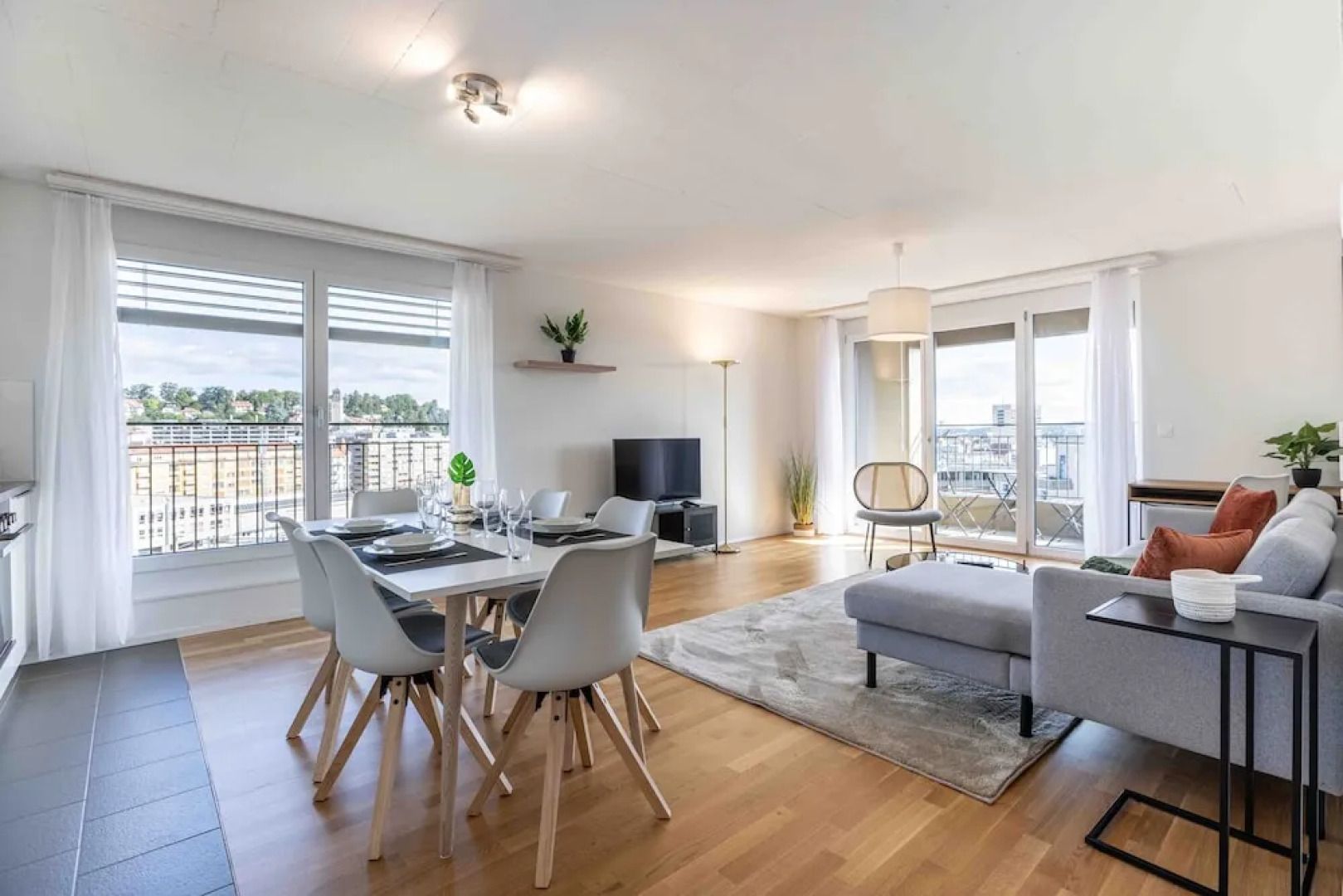 Arsenaux Residence by Homenhancement