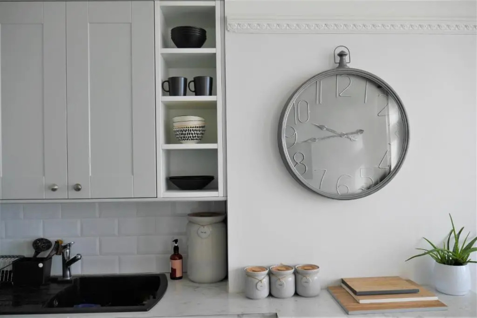 Beachfront SEA-VIEW apartment & BALCONY