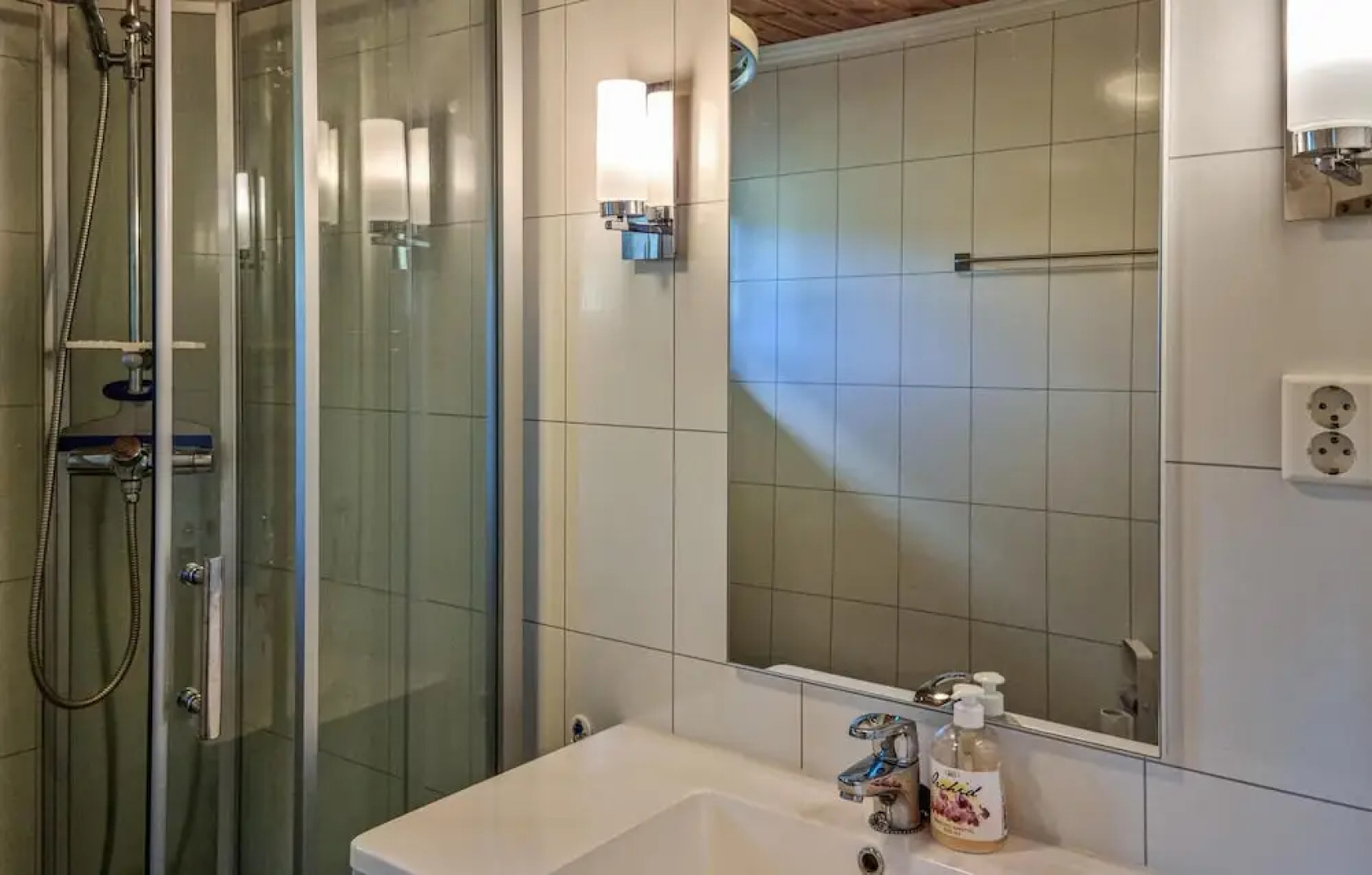 Nice Home in Hornnes With Wifi and 5 Bedrooms