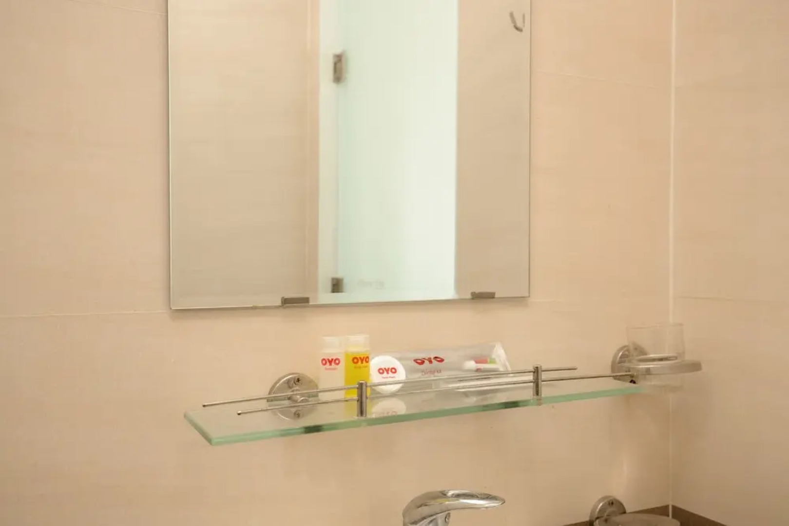 Hoang Truong Hotel by OYO Rooms