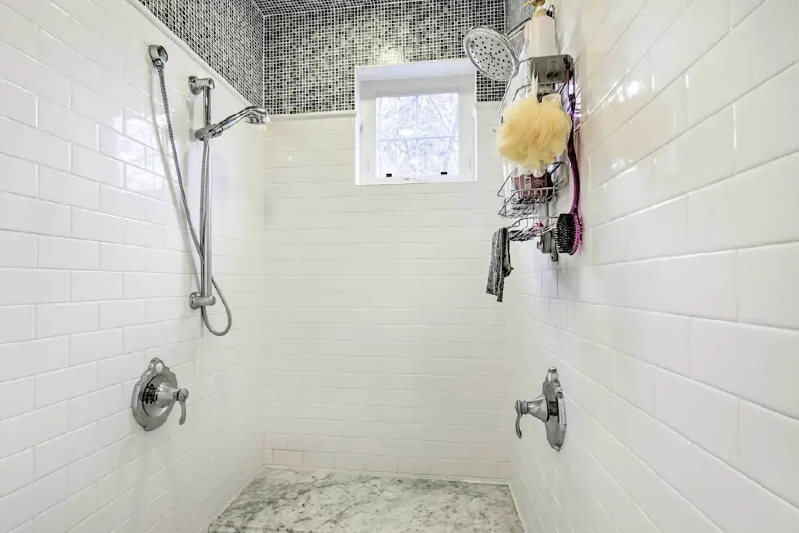 Luxe Sandy Home w/ Hot Tub: 9 Mi to Skiing!