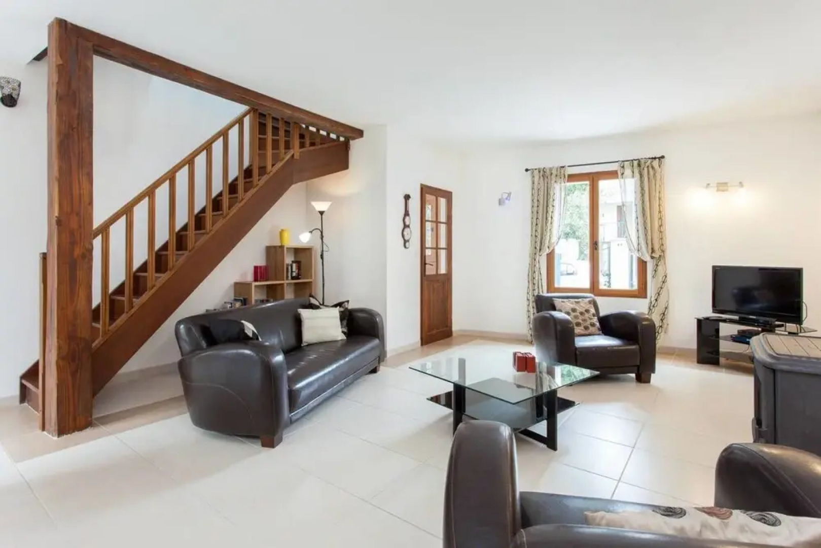 Hirondelle in Charming Village