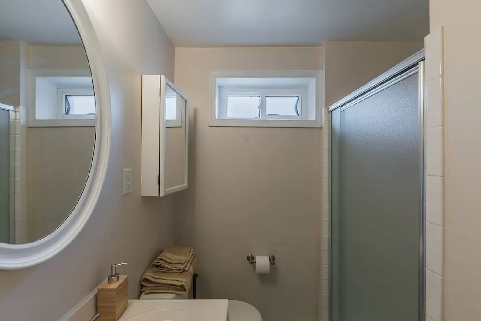 Gorgeous House with Pool Table 1 block to metro