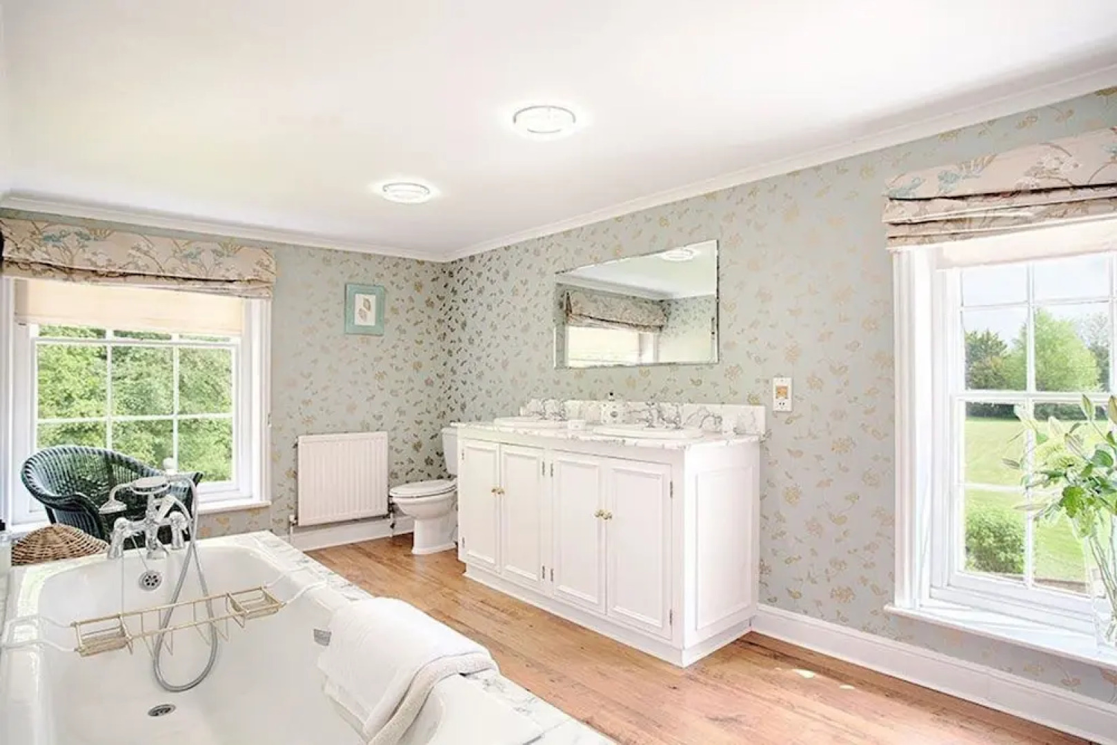 Secluded country house gem with swimming pool & tennis court