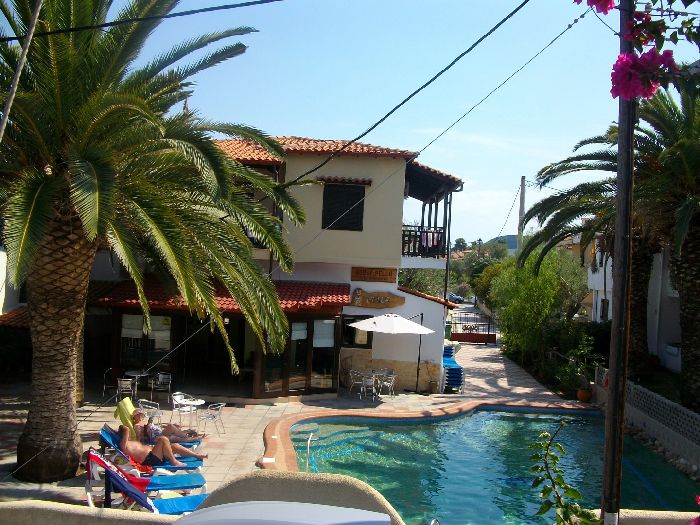 Pella House Studios & Apartments