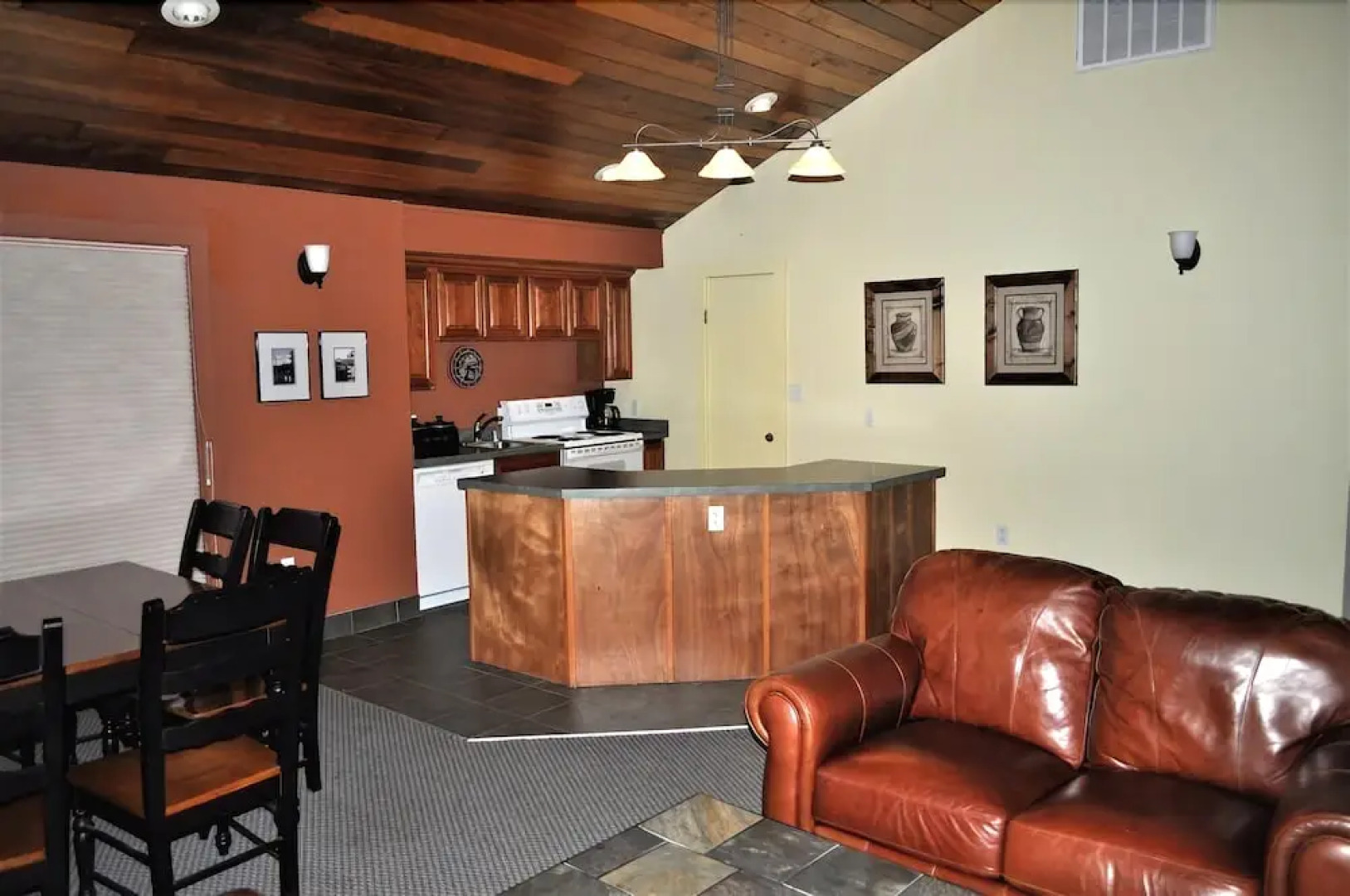 Lake Cliffe 1 Bed 1 Bath Views