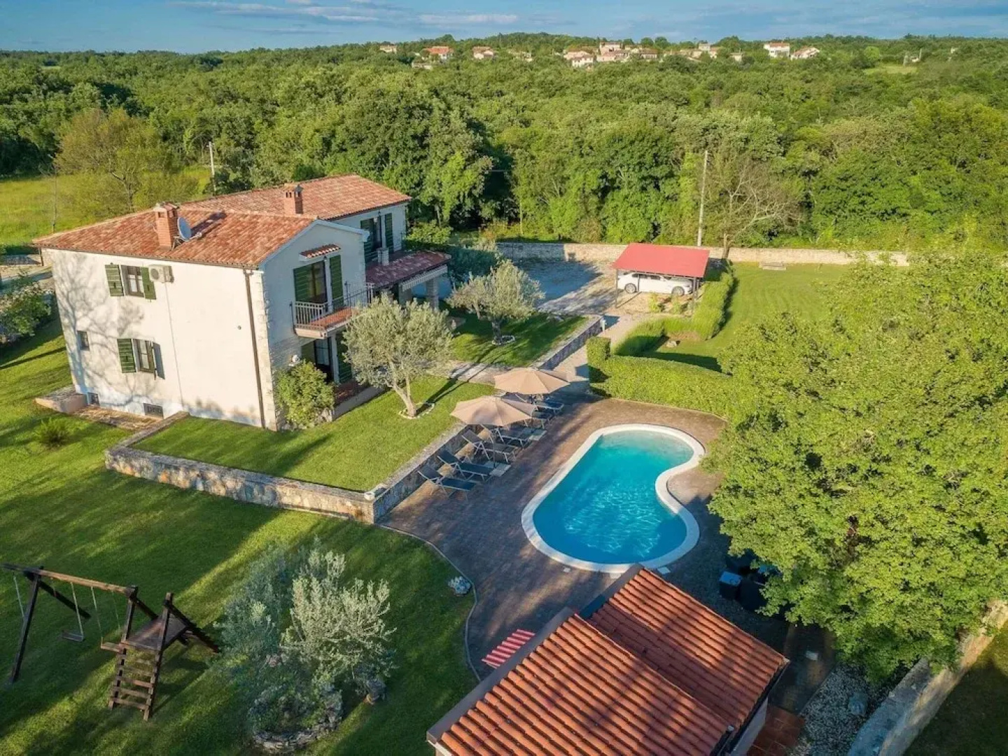 Beautiful Villa With Swimming Pool and Fenced Garden