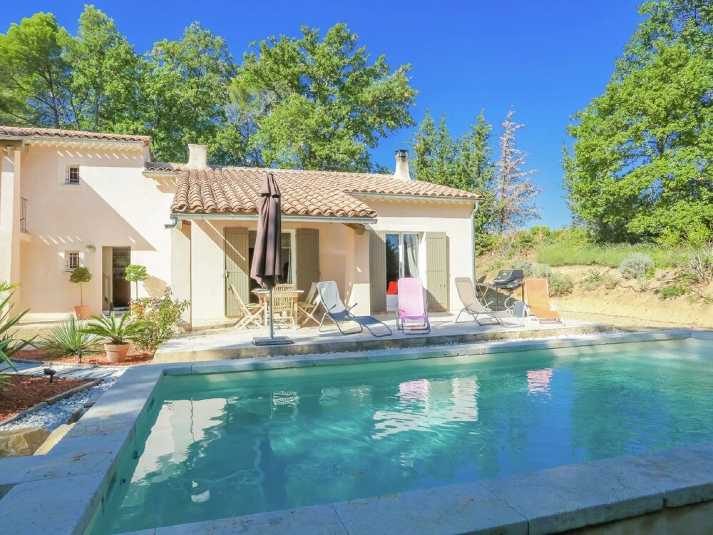 Lovely Villa in Buisson With Private Swimming Pool